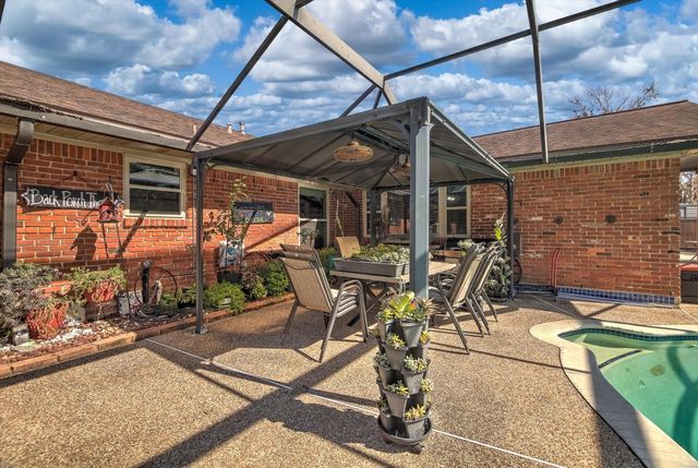 110 Daisy Street, Lake Jackson, TX 77566