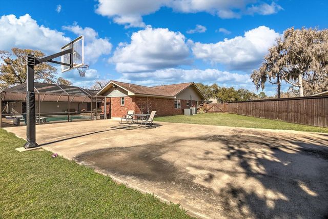 110 Daisy Street, Lake Jackson, TX 77566