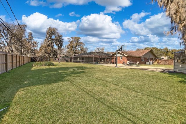 110 Daisy Street, Lake Jackson, TX 77566