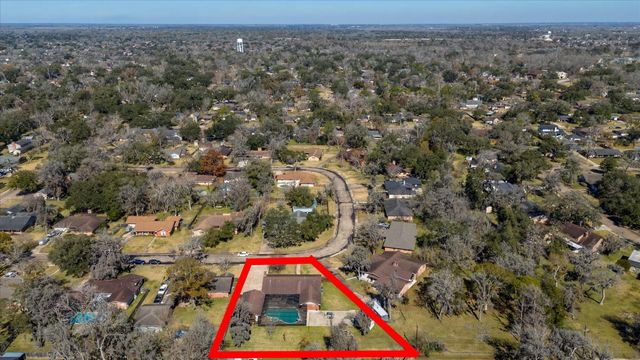 110 Daisy Street, Lake Jackson, TX 77566