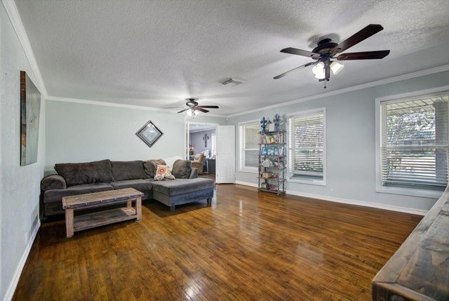 110 Daisy Street, Lake Jackson, TX 77566