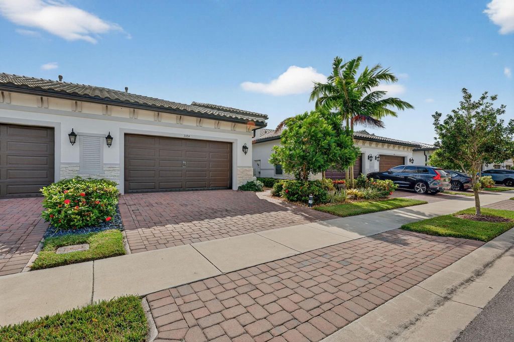 Image 4 of property listing at 7434 N Blue Spring Dr, Parkland, FL 33067