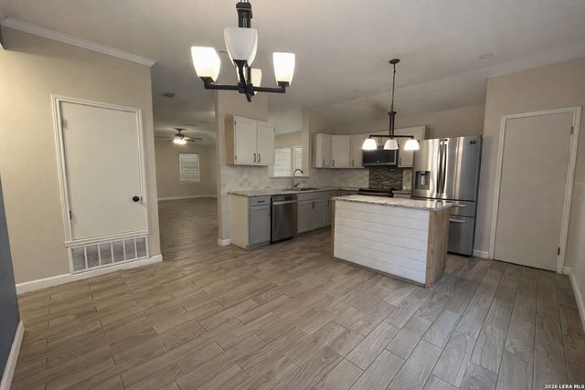 7250 Burns Xing, San Antonio, TX 78250