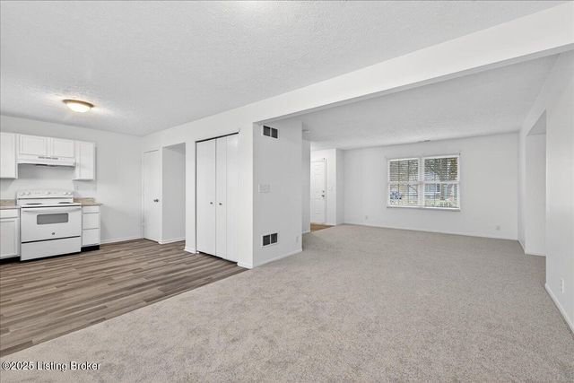 6508 Hunters Creek Blvd, Louisville, KY 40258