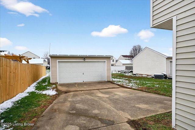 6508 Hunters Creek Blvd, Louisville, KY 40258