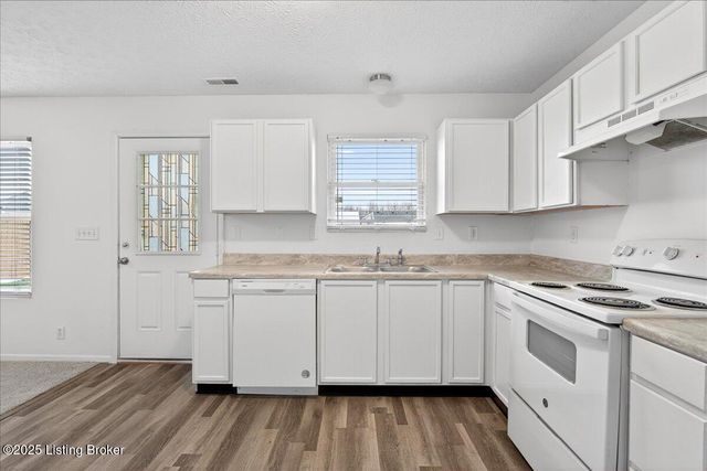 6508 Hunters Creek Blvd, Louisville, KY 40258