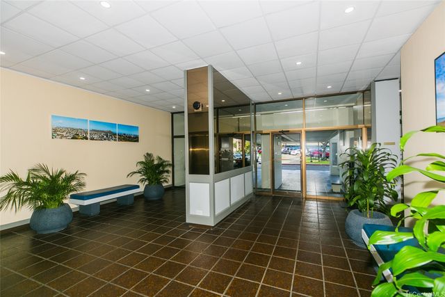 2825 S King Street 2003, Honolulu, HI 96826