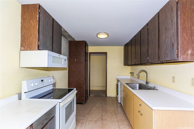 2825 S King Street 2003, Honolulu, HI 96826