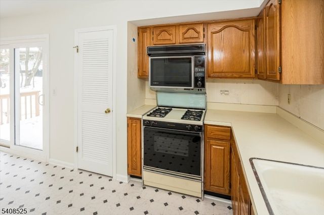 4 Updike Ave, Hillsborough Twp., NJ 08844