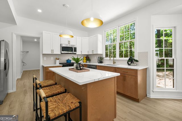 649 Mountain Hbr, Stone Mountain, GA 30087