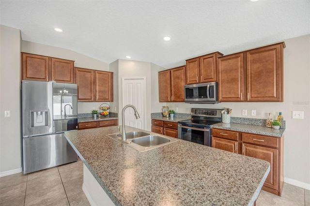 10532 STANDING STONE DRIVE, Wimauma, FL 33598