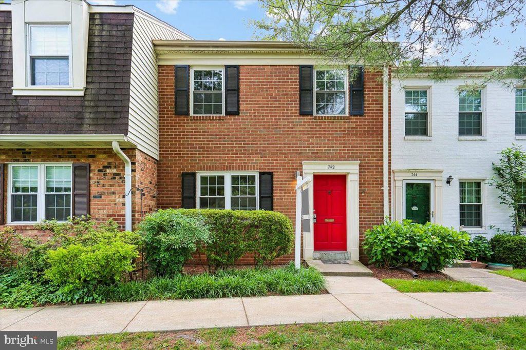 Image 1 of property listing at 742 COLLEGE PKWY #7-742, Rockville, MD 20850