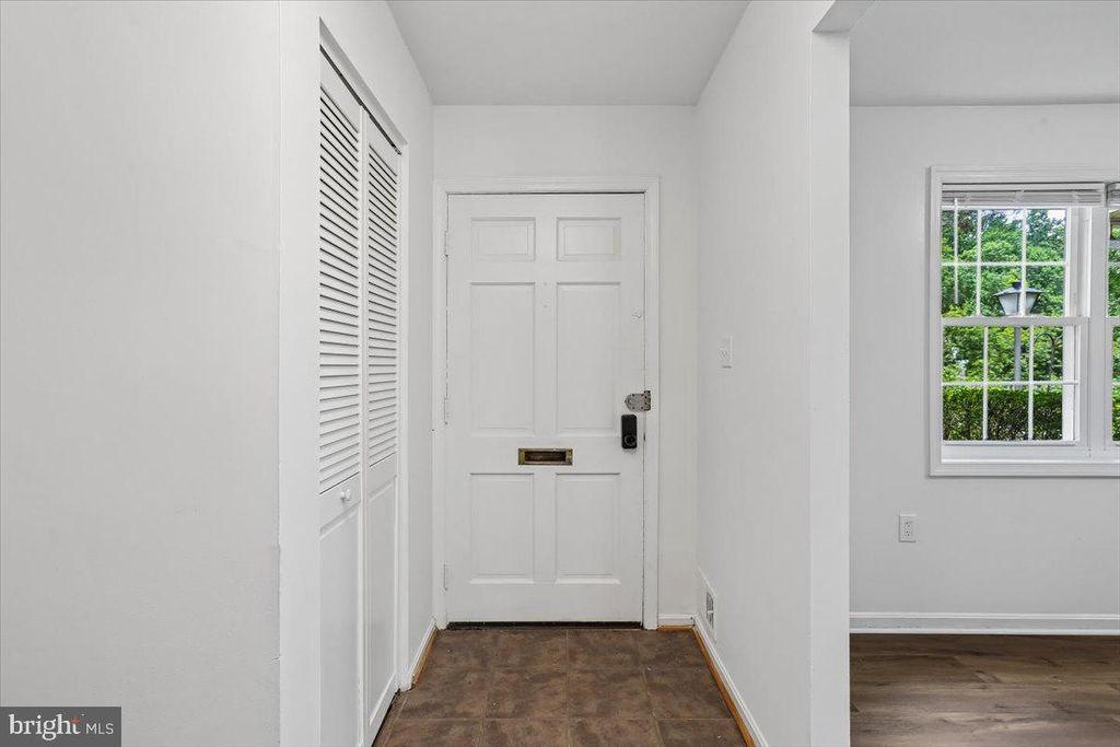 Image 2 of property listing at 742 COLLEGE PKWY #7-742, Rockville, MD 20850