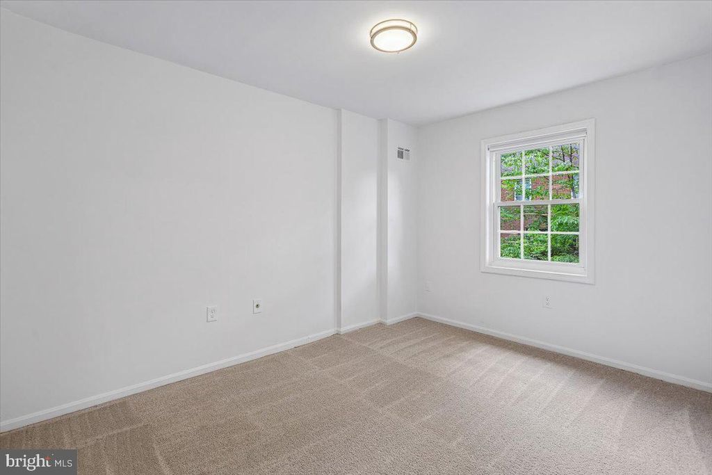Image 16 of property listing at 742 COLLEGE PKWY #7-742, Rockville, MD 20850