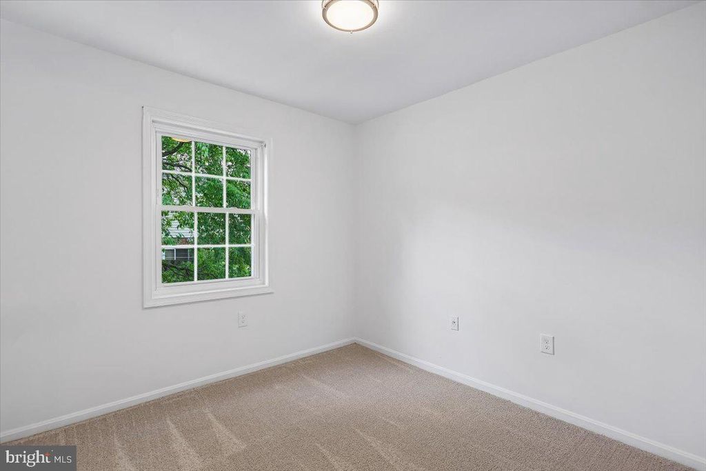 Image 18 of property listing at 742 COLLEGE PKWY #7-742, Rockville, MD 20850