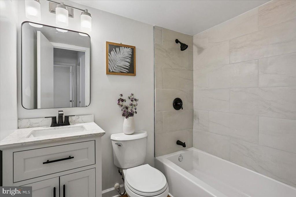 Image 20 of property listing at 742 COLLEGE PKWY #7-742, Rockville, MD 20850