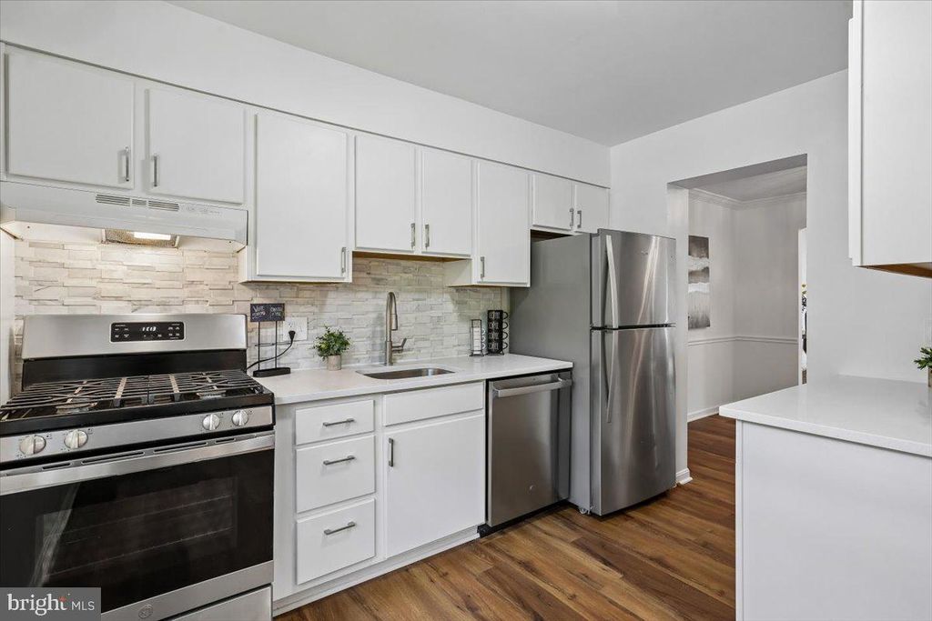 Image 3 of property listing at 742 COLLEGE PKWY #7-742, Rockville, MD 20850