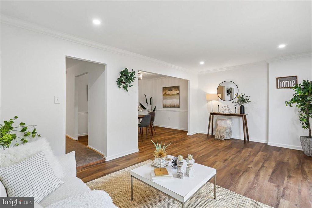 Image 10 of property listing at 742 COLLEGE PKWY #7-742, Rockville, MD 20850