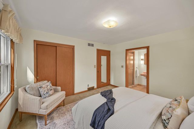 11029 W Courtland AVENUE, Wauwatosa, WI 53225