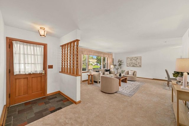 11029 W Courtland AVENUE, Wauwatosa, WI 53225