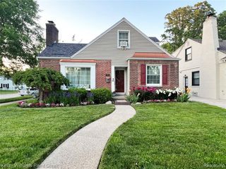 1466 Hampton Rd, Grosse Pointe Woods, MI 48236