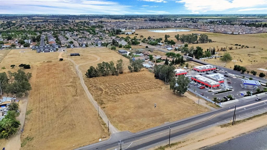 Image 1 of property listing at 5907 W Shaw Avenue, Fresno, CA 93722