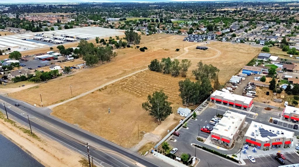 Image 2 of property listing at 5907 W Shaw Avenue, Fresno, CA 93722