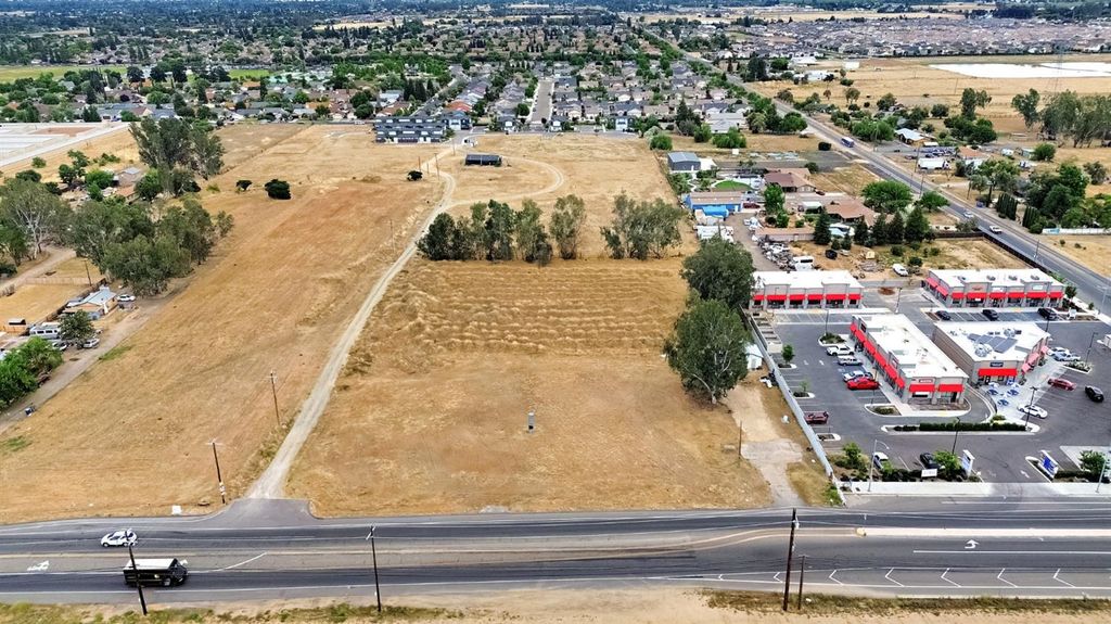 Image 3 of property listing at 5907 W Shaw Avenue, Fresno, CA 93722