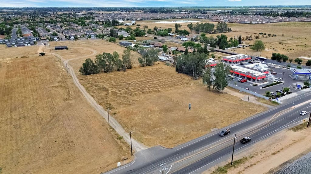 Image 4 of property listing at 5907 W Shaw Avenue, Fresno, CA 93722