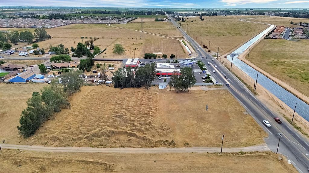 Image 5 of property listing at 5907 W Shaw Avenue, Fresno, CA 93722
