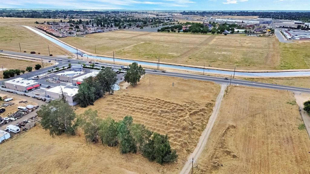 Image 7 of property listing at 5907 W Shaw Avenue, Fresno, CA 93722