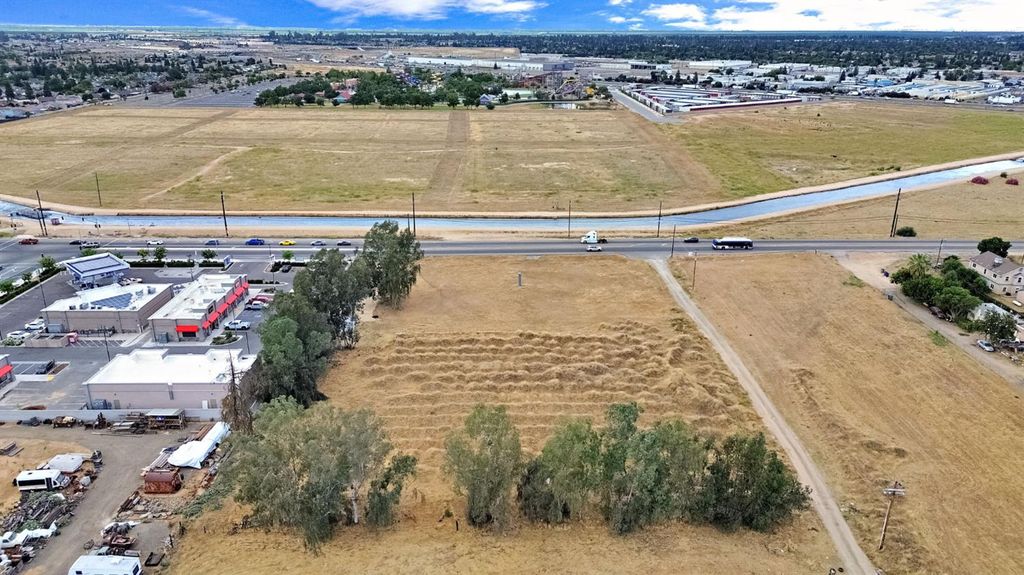 Image 8 of property listing at 5907 W Shaw Avenue, Fresno, CA 93722