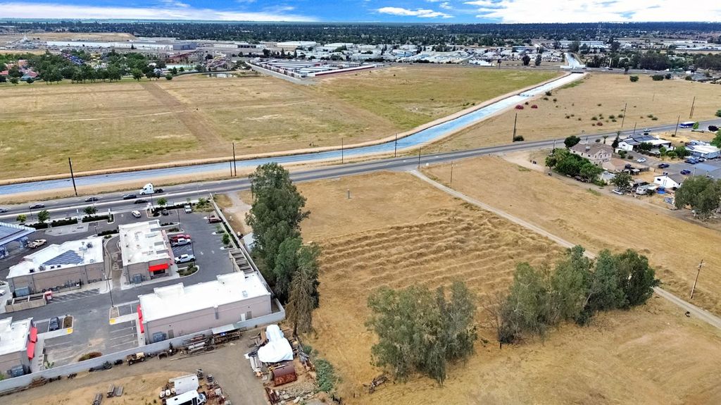 Image 9 of property listing at 5907 W Shaw Avenue, Fresno, CA 93722