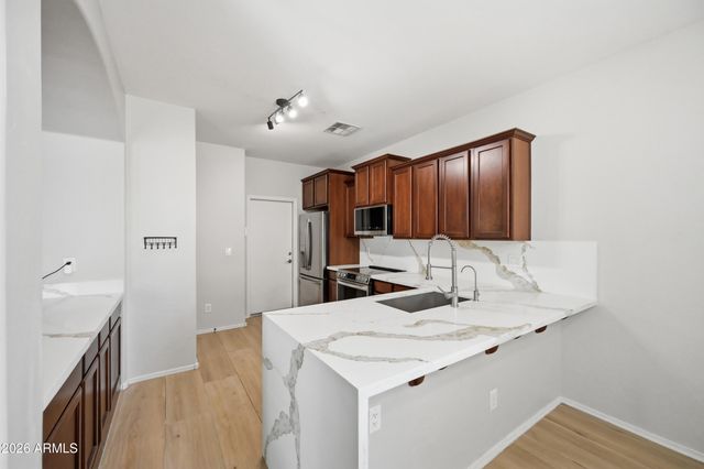2250 E WAYLAND Drive, Phoenix, AZ 85040