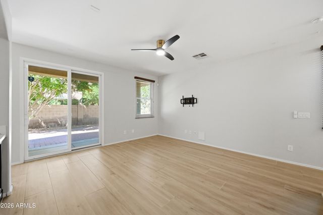 2250 E WAYLAND Drive, Phoenix, AZ 85040