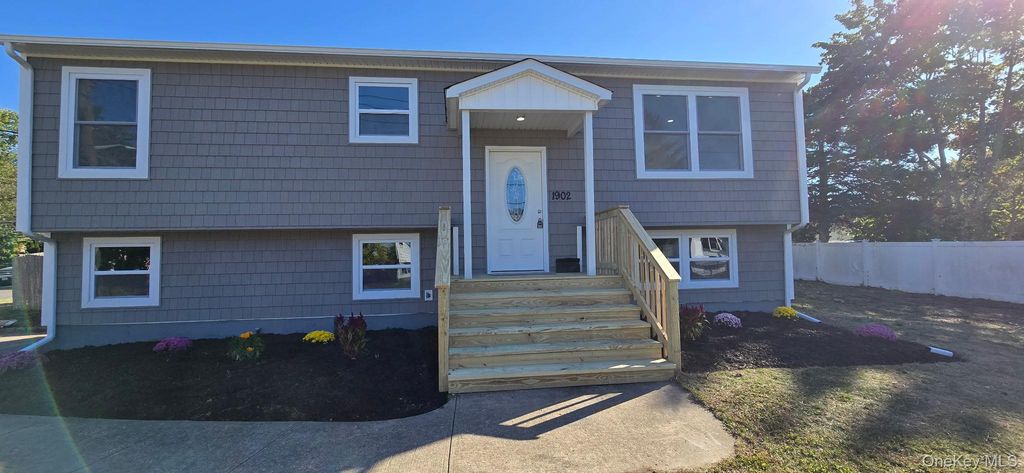 1902 Race Avenue, Medford, NY 11763