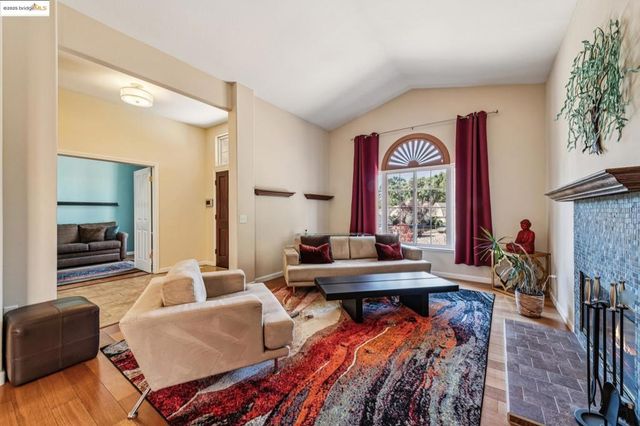 2281 Hidden Oaks Dr, Hayward, CA 94541