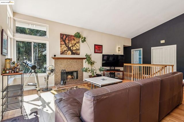 2281 Hidden Oaks Dr, Hayward, CA 94541