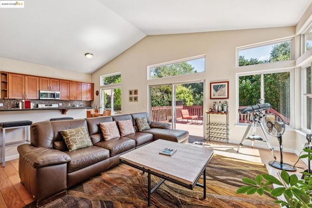 2281 Hidden Oaks Dr, Hayward, CA 94541