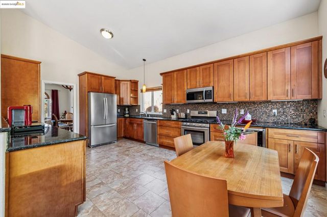 2281 Hidden Oaks Dr, Hayward, CA 94541