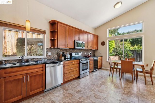 2281 Hidden Oaks Dr, Hayward, CA 94541