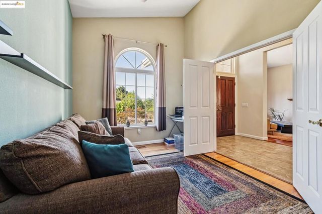 2281 Hidden Oaks Dr, Hayward, CA 94541