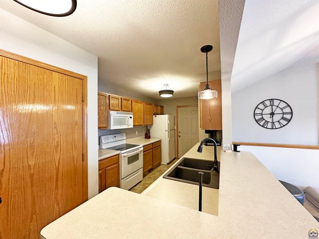 7345 SW 23rd CT, Topeka, KS 66614