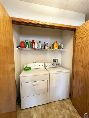 7345 SW 23rd CT, Topeka, KS 66614