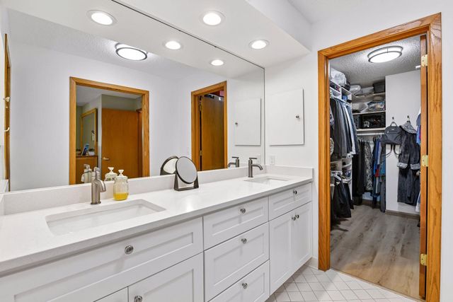 6051 Laurel Avenue 112, Golden Valley, MN 55416