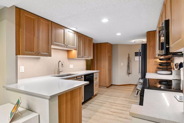 6051 Laurel Avenue 112, Golden Valley, MN 55416