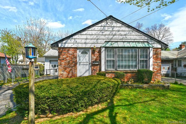 18 Kilburn Avenue, Huntington Station, NY 11746