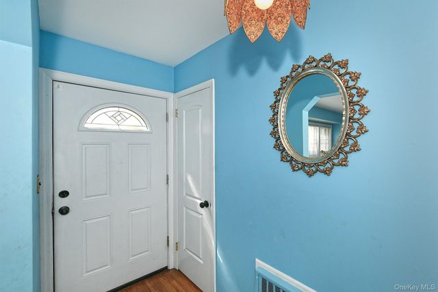 18 Kilburn Avenue, Huntington Station, NY 11746