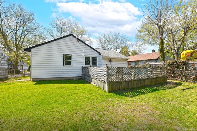 18 Kilburn Avenue, Huntington Station, NY 11746