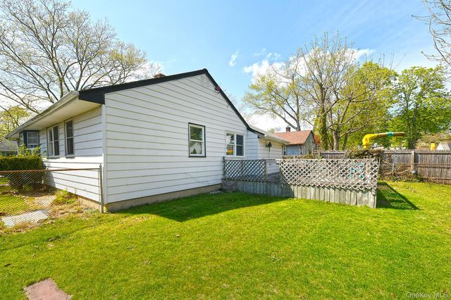 18 Kilburn Avenue, Huntington Station, NY 11746